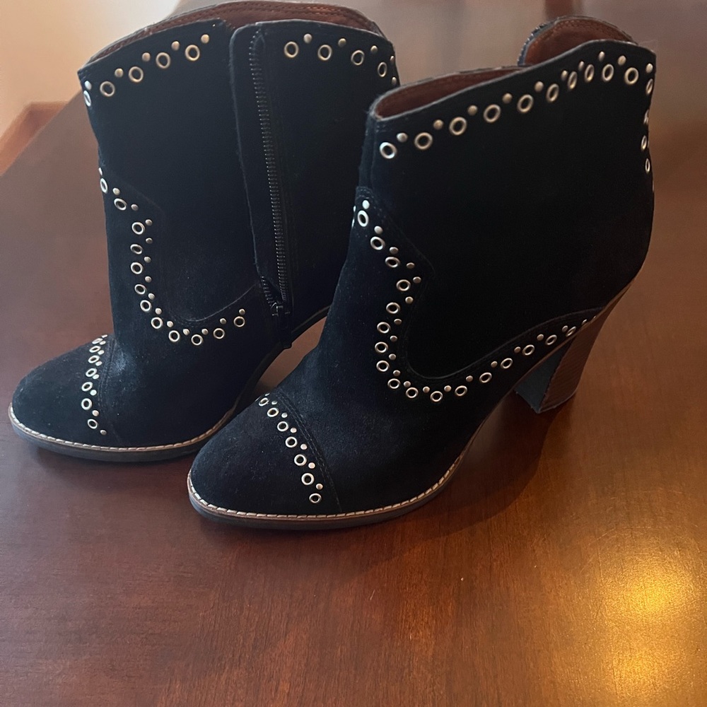 Gorgeous Lucky Brand boots with silver grommet detail. Size 8.